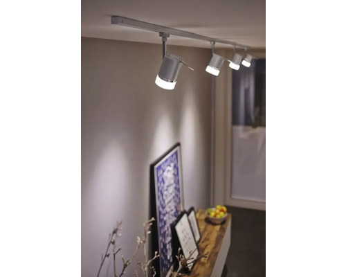 Plafondrail met meerdere spots in een kamer