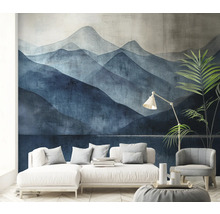 Woonkamer met behang van een berglandschap, een bank, een fauteuil en een staande lamp