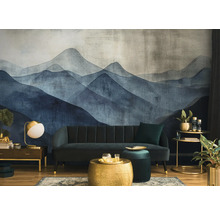 Woonkamer met patroonbehang, bank, salontafel en decoratieve elementen voor een stijlvol interieurontwerp.