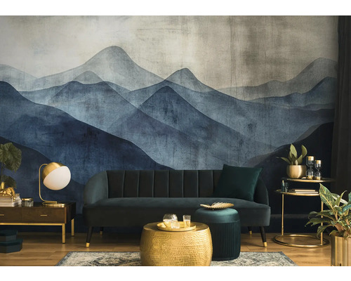 Woonkamer met patroonbehang, bank, salontafel en decoratieve elementen voor een stijlvol interieurontwerp.