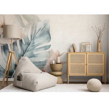 Lichte woonkamer met zitzak, vloerlamp, commode en tropisch fotobehang