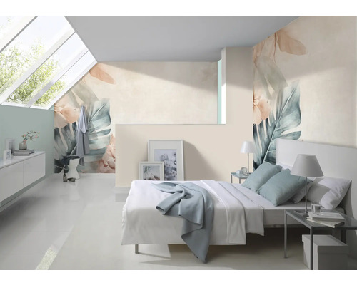 Lichte ruimte met slaapkamer en bloemmotief op de muur