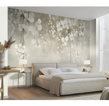 Lichte slaapkamer met een tweepersoonsbed en fotobehang met bloemenmotief