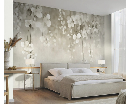 Lichte slaapkamer met een tweepersoonsbed en fotobehang met bloemenmotief