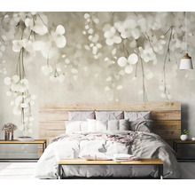 Slaapkamer met fotobehang met bladerenmotief boven een houten bed