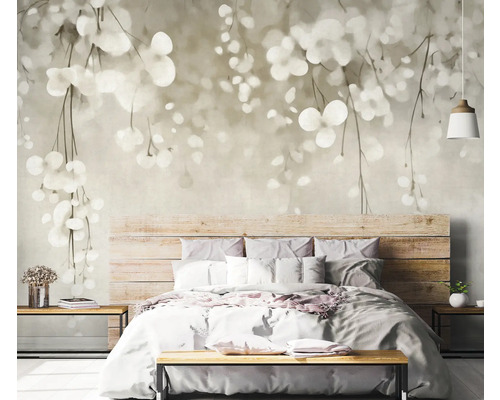 Slaapkamer met fotobehang met bladerenmotief boven een houten bed