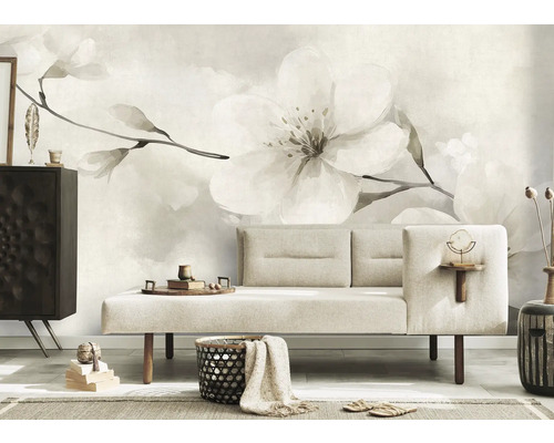 Woonkamer met bank, commode en fotobehang met bloemmotief