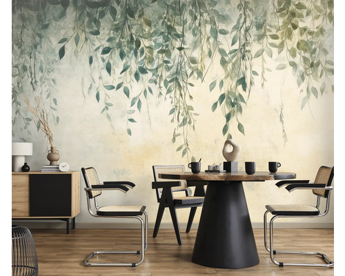 Eetkamer met bladeren behang, eettafel en stoelen.