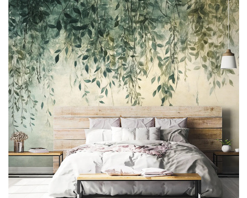 Slaapkamer met fotobehang met bladerenmotief, bed en nachtkastjes