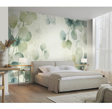 Slaapkamer met wandbehang met eucalyptuspatroon, bed en nachtkastjes