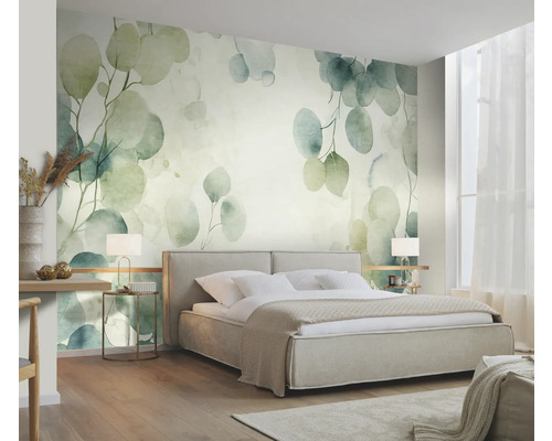 Slaapkamer met wandbehang met eucalyptuspatroon, bed en nachtkastjes