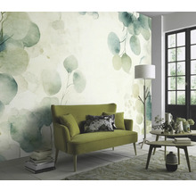 Woonkamer met een groene bank en een behang met eucalyptusmotief