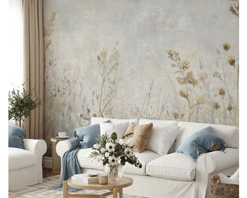 Woonkamer met behang met patroon, bank en decoratie