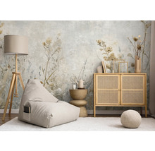 Lichte kamer met wandbekleding, zitzak, vloerlamp en houten dressoir