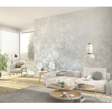 Lichte woonkamer met bank, salontafels en bloemenfotobehang