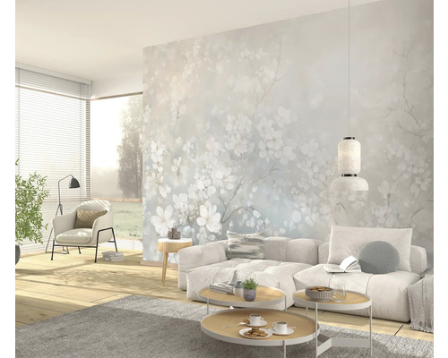 Lichte woonkamer met bank, salontafels en bloemenfotobehang