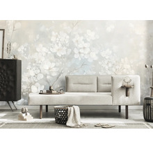 Woonkamer met patroonbehang, bank en decoraties voor een stijlvolle ambiance.