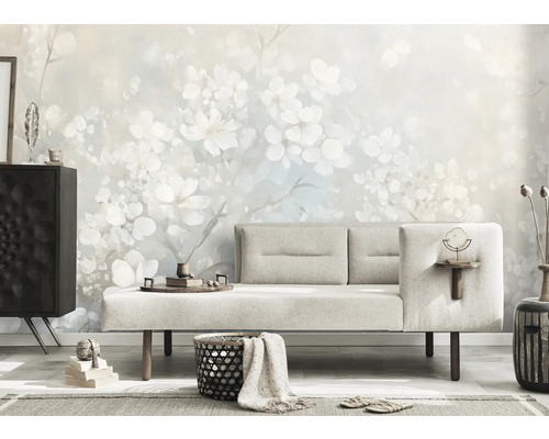 Woonkamer met patroonbehang, bank en decoraties voor een stijlvolle ambiance.