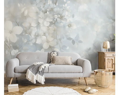 Woonkamer met bloemenbehang, bank en houten meubels