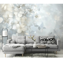 Woonkamer met bloemenfotobehang, bank en bijzettafel