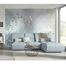 Lichte woonkamer met blauwe bank, salontafel en decoratief wandbehang