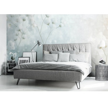 Slaapkamer met bed, nachtkastje en bloemenbehang