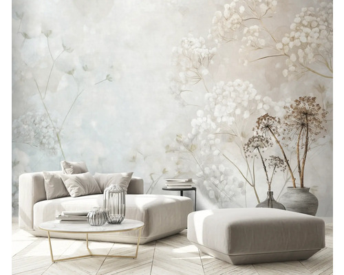 Woonkamer met bloemenbehang, bank en salontafel