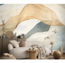 Woonkamer met patroonbehang, bank en bijzettafel