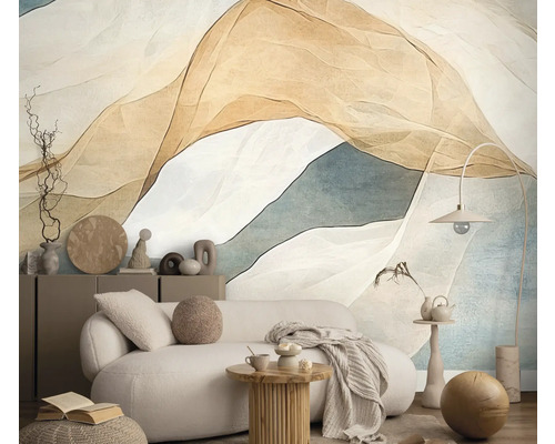 Woonkamer met patroonbehang, bank en bijzettafel