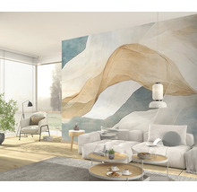 Woonkamer met bank, fauteuil, salontafels en abstract wandbehang