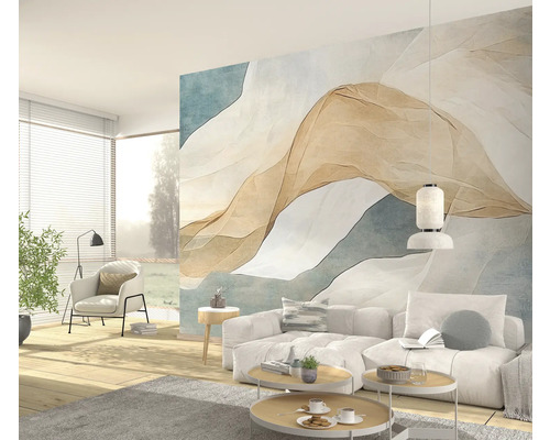 Woonkamer met bank, fauteuil, salontafels en abstract wandbehang