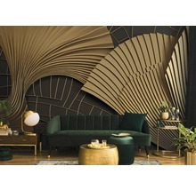 Inrichtingsvoorbeeld met decoratieve wandbekleding, bank, tafel en lamp voor een stijlvolle woonsfeer.