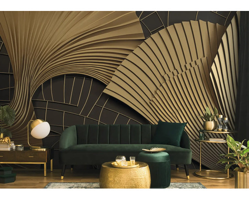 Inrichtingsvoorbeeld met decoratieve wandbekleding, bank, tafel en lamp voor een stijlvolle woonsfeer.