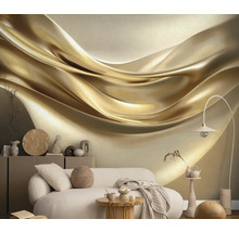 Woonkamer met een bank en een behang met een gouden, golvend patroon