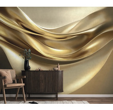 Woonkamer met gouden muurschildering, dressoir en stoel voor een decoratieve sfeer.