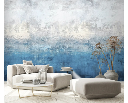 Woonkamer met patroonbehang, bank, kruk, tafel en decoratie