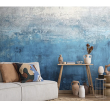 Woonkamer met bank, houten tafel en behang met patroon