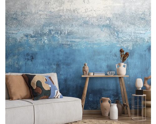 Woonkamer met bank, houten tafel en behang met patroon