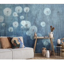 Woonkamer met behang met paardenbloemmotief, bank en decoratie