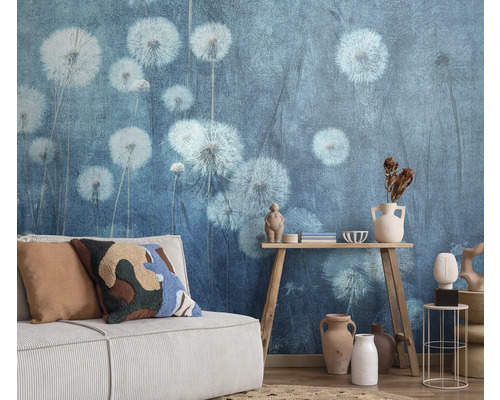 Woonkamer met behang met paardenbloemmotief, bank en decoratie