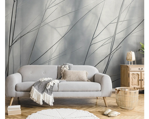 Woonkamer met bank, bijzettafel en decoratief behang voor een gezellige sfeer.