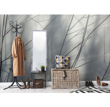 Entree met kapstok, spiegel en opbergmand voor een behang met plantenmotieven.