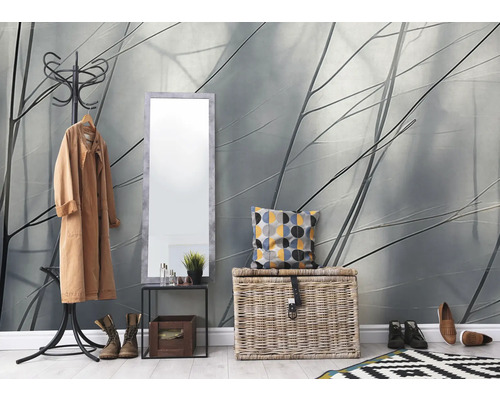 Entree met kapstok, spiegel en opbergmand voor een behang met plantenmotieven.