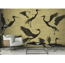 Woonkamer met behang met motief, fauteuil en tafel