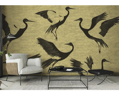 Woonkamer met behang met motief, fauteuil en tafel