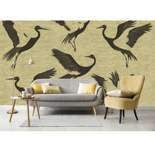 Woonkamer met patroonbehang met kraanvogels, bank en fauteuil
