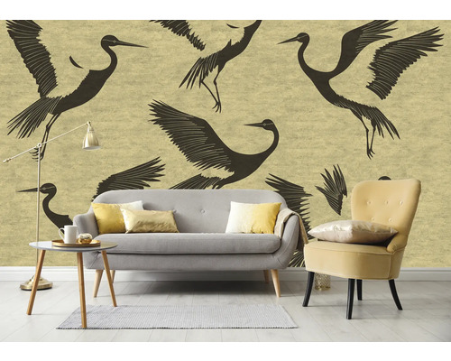 Woonkamer met patroonbehang met kraanvogels, bank en fauteuil