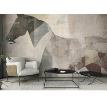 Woonkamer met fauteuil, salontafel en muurschildering van een paard.