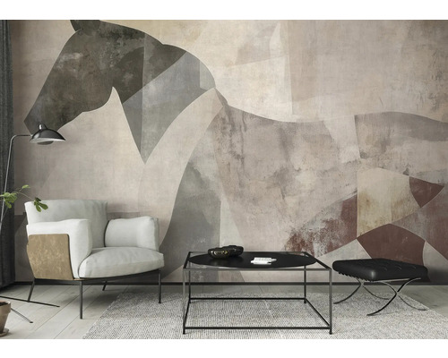 Woonkamer met fauteuil, salontafel en muurschildering van een paard.