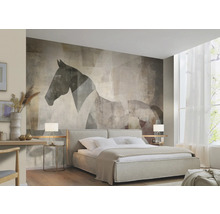 Slaapkamer met bed en behang met paardenmotief.